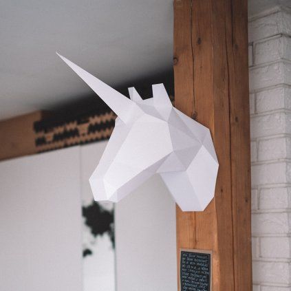 Bílý jednorožec – papírový 3D model PaperTime