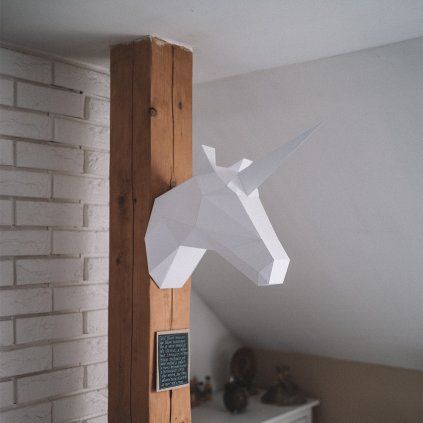Bílý jednorožec – papírový 3D model PaperTime