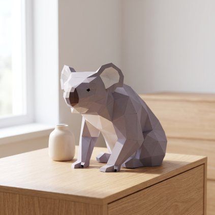 Papírová koala PaperTime na stolku u okna