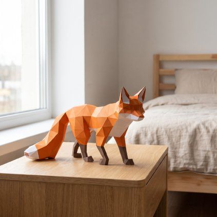 Papírová low poly liška PaperTime na stolku u okna