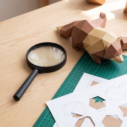 Lupa na drobná čísla a detaily modelů – papírový 3D model PaperTime