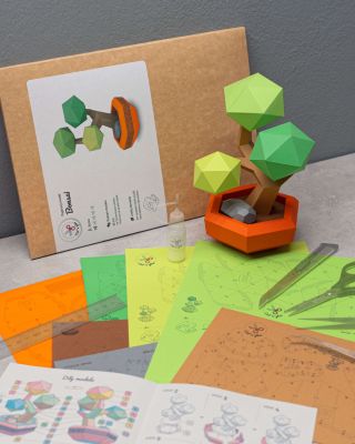 🌿 Klid v papírové podobě. Tahle bonsai přináší do domova harmonii, trpělivost a japonský minimalismus. Každý dílek slepíš...