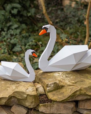 🦢 Láska v papírové podobě. Dvě labutě, které tvoří dokonalý pár – symbol něhy, věrnosti a harmonie. Ideální dárek pro...