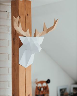 🦌 Majestátní král lesa v čistě bílé Elegantní jelen promění každou stěnu v designový kousek a skvěle se hodí do moderního...