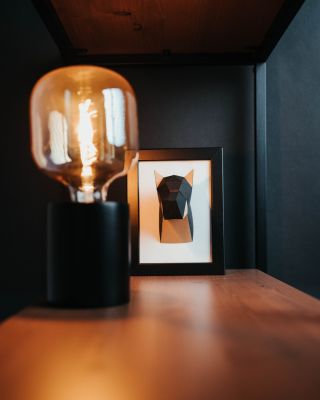 🦴 Malý dobrman s velkým charakterem Stylová dekorace, která si najde místo na každé polici v kanceláři i doma. Podívej se...