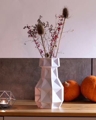 💐 Váza, která umí víc. Je z papíru, ale zvládne i živé květiny – stačí vložit plechovku s vodou. Ekologický design, který...